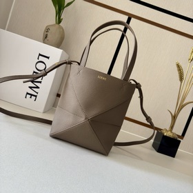 Loewe 新款 迷你粒面牛皮革Puzzle Fold 手袋從品牌經典手袋系列