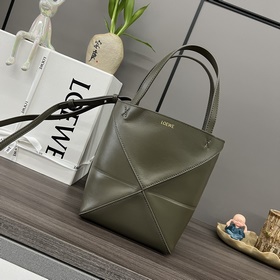 Loewe 新款 迷你亮面牛皮革Puzzle Fold 手袋從品牌經典手袋系列