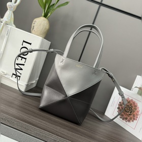 Loewe 新款 迷你 雙色 亮面牛皮革Puzzle Fold 手袋從品牌經典