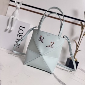 Loewe 新款 迷你亮面牛皮革Puzzle Fold 手袋從品牌經典手袋系列