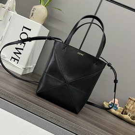 Loewe 新款 迷你亮面牛皮革Puzzle Fold 手袋從品牌經典手袋系列