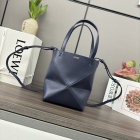Loewe 新款 迷你亮面牛皮革Puzzle Fold 手袋從品牌經典手袋系列