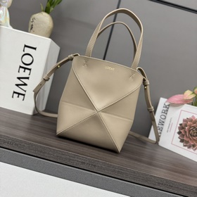 Loewe 新款 迷你亮面牛皮革Puzzle Fold 手袋從品牌經典手袋系列