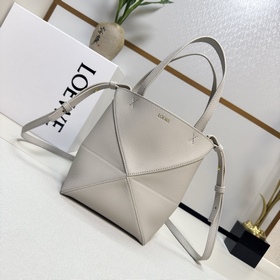 Loewe 新款 迷你粒面牛皮革Puzzle Fold 手袋從品牌經典手袋系列