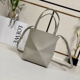 Loewe 新款 迷你亮面牛皮革Puzzle Fold 手袋從品牌經典手袋系列