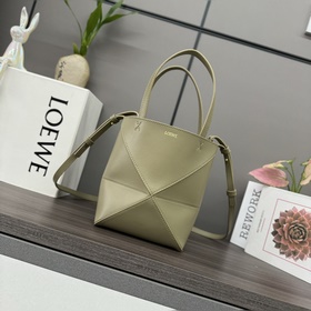 Loewe 新款 迷你亮面牛皮革Puzzle Fold 手袋從品牌經典手袋系列