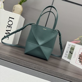 Loewe 新款 迷你亮面牛皮革Puzzle Fold 手袋從品牌經典手袋系列