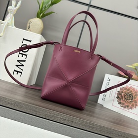 Loewe 新款 迷你亮面牛皮革Puzzle Fold 手袋從品牌經典手袋系列