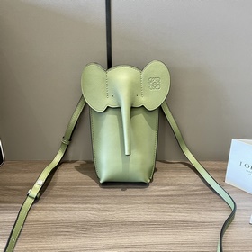 Loewe 超級萌的小象手機包出貨 采用小牛皮制成， 可肩背或斜挎* 肩帶 調