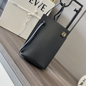 Loewe 經典牛皮革實用小包，配有肩帶和Anagram骰子。*肩背或斜挎*帶