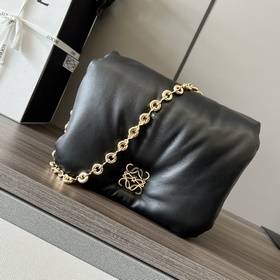 Loewe 2023 閃亮納帕羊皮革Puffer Goya手袋 新款 受到了G
