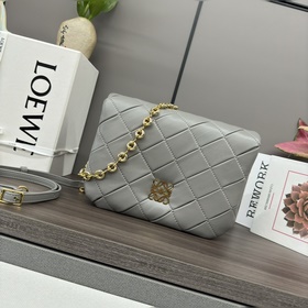 Loewe  複褶閃亮納帕羊皮革 Puffer Goya 手袋 受到了 Goy