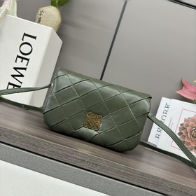 Loewe  複褶閃亮納帕羊皮革 Puffer Goya 手袋 受到了 Goy