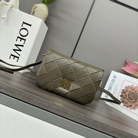 Loewe  複褶閃亮納帕羊皮革 Puffer Goya 手袋 受到了 Goy