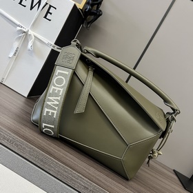 Loewe 小號緞面牛皮革Puzzle Edge 手袋 Loewe 推出的首