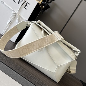 Loewe 小號緞面牛皮革Puzzle Edge 手袋 Loewe  推出的