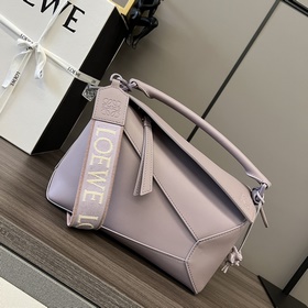 Loewe 小號緞面牛皮革Puzzle Edge 手袋 Loewe 推出的首
