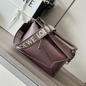 Loewe 小號緞面牛皮革Puzzle Edge 手袋 Loewe 推出的首