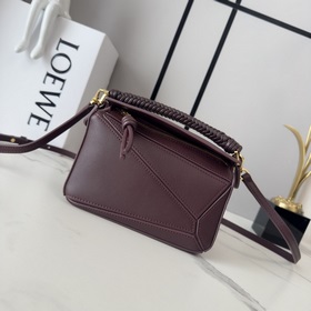 Loewe  迷你光滑牛皮革puzzle手袋以别具一格的幾何線條勾勒長方體造型