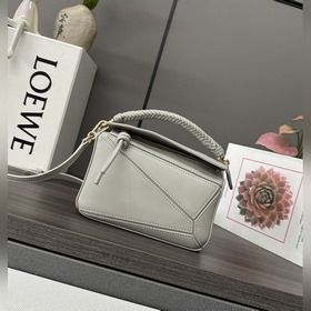 Loewe  迷你光滑牛皮革puzzle手袋以别具一格的幾何線條勾勒長方體造型