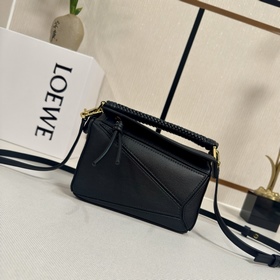 Loewe  迷你光滑牛皮革puzzle手袋以别具一格的幾何線條勾勒長方體造型
