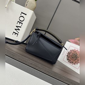 Loewe  迷你光滑牛皮革puzzle手袋以别具一格的幾何線條勾勒長方體造型
