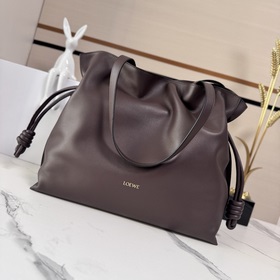 Loewe 新款 大號納帕牛皮革Flamenco 福袋 采用拉繩收緊 并打上标