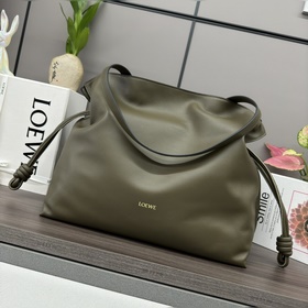 Loewe 新款 大號納帕牛皮革Flamenco 福袋 采用拉繩收緊 并打上标