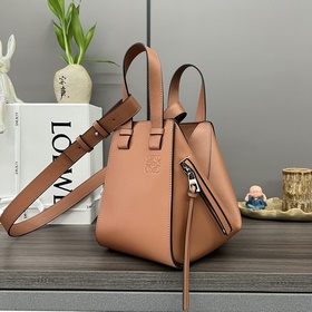 Loewe  經典牛皮革Hammock手袋(新尺寸)吊床包 是一款帶有柔軟側面
