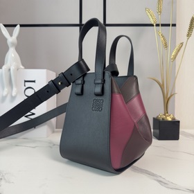 Loewe 新款 最新配色Hammock手袋(新尺寸)吊床包 是一款帶有柔軟側