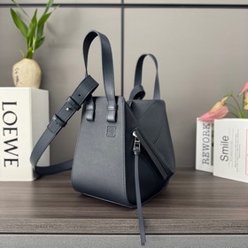 Loewe 柔軟粒面牛皮革 緊湊Hammock手袋(新尺寸) 新版本 吊床包