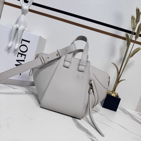 Loewe 柔軟粒面牛皮革 緊湊Hammock Compact手袋 設計靈活百