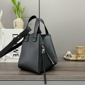 Loewe 經典牛皮革Hammock手袋(新尺寸)吊床包 是一款帶有柔軟側面包