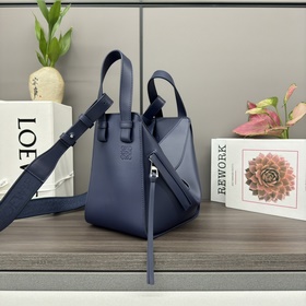 Loewe 緞面牛皮革 緊湊Hammock手袋(新尺寸) 新版本 吊床包 是一