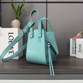 Loewe  經典牛皮革Hammock手袋(新尺寸)吊床包 是一款帶有柔軟側面