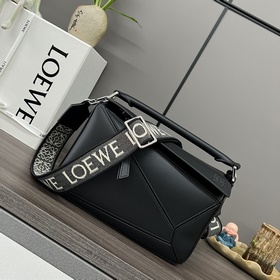 Loewe 小號緞面牛皮革Puzzle 手袋 Loewe  推出的首次亮相手