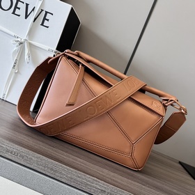 Loewe 緞面牛皮革puzzle手袋 新款 長方體形狀和精确的切割技術創造了