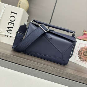 Loewe 小號緞面牛皮革Puzzle 手袋 Loewe  推出的首次亮相手