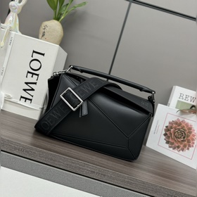 Loewe 小號緞面牛皮革Puzzle 手袋 Loewe  推出的首次亮相手