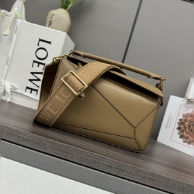 Loewe 小號緞面牛皮革Puzzle 手袋 Loewe  推出的首次亮相手