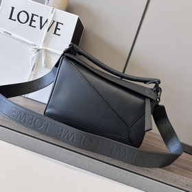 Loewe 緞面牛皮革puzzle手袋 新款 長方體形狀和精确的切割技術創造了