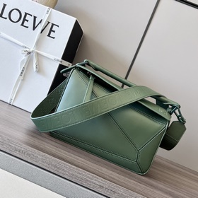 Loewe 緞面牛皮革puzzle手袋 新款 長方體形狀和精确的切割技術創造了