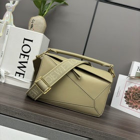 Loewe 小號緞面牛皮革Puzzle 手袋 Loewe  推出的首次亮相手