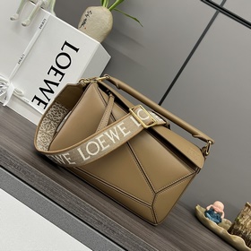 Loewe 小號緞面牛皮革Puzzle 手袋 Loewe  推出的首次亮相手