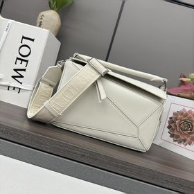 Loewe 小號緞面牛皮革Puzzle 手袋 Loewe  推出的首次亮相手
