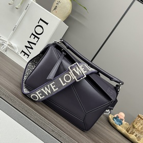 Loewe 小號緞面牛皮革Puzzle 手袋 Loewe  推出的首次亮相手
