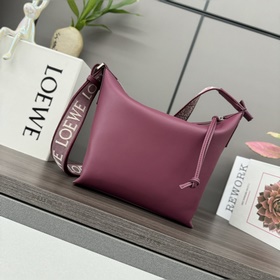 Loewe  新款 小號 柔軟光滑牛皮革和提花布CUBI 手袋 斜挎包是一款寬