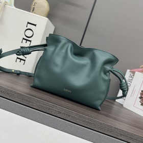 Loewe 新版本 納帕牛皮革Flamenco 福袋 手拿包 采用拉繩收緊 并