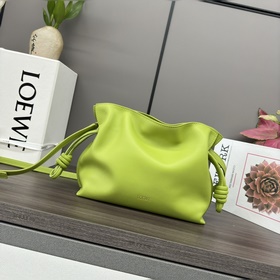 Loewe 新版本 納帕牛皮革Flamenco 福袋 手拿包 采用拉繩收緊 并