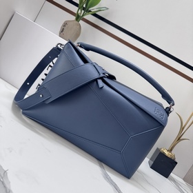 Loewe  新尺寸 柔軟粒面牛皮革Puzzle 手袋 Loewe  推出的
